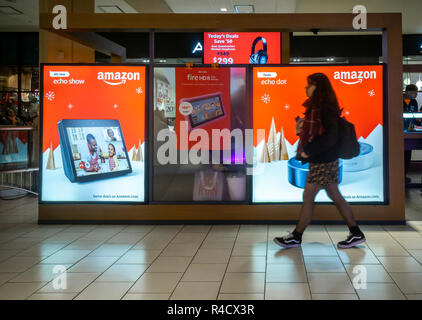 Amazon Kiosk im Queens Center Mall im Stadtteil Queens in New York über den Schwarzen Freitag, Wochenende, am Samstag, 24. November 2018. Nach retail tracking Firma ShopperTrak store Visits am Schwarzen Freitag zeigten einen Rückgang von 1,7 % im letzten Jahr, Online shopping Fußverkehr ersetzt. Online Umsatz erreichte einen Höchststand von $ 6,22 Mrd. am Schwarzen Freitag laut Adobe Analytics Tracking. (© Richard B. Levine) Stockfoto