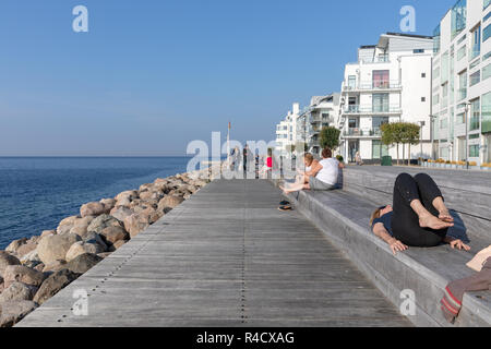 Leute, die durch Sundspromenaden in Västra Hamnen (West Port), Malmö, Schweden Stockfoto