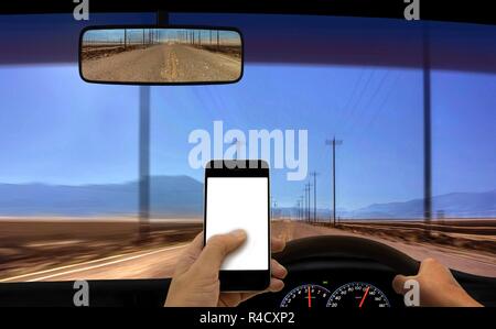 Person mittels Smartphone GPS während der Fahrt Stockfoto