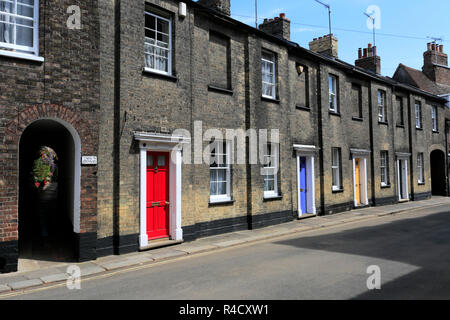 Bunte Türen auf die Mai Cottages, Kings Lynn, Norfolk, England, Großbritannien Stockfoto