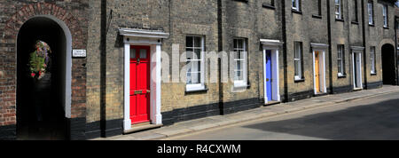 Bunte Türen auf die Mai Cottages, Kings Lynn, Norfolk, England, Großbritannien Stockfoto