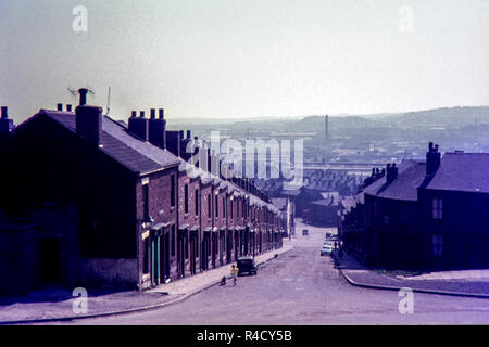 Blick nach unten Reihen von Reihenhäuser auf Buckingham Road, Sheffield, South Yorkshire im Mai 1966 Stockfoto