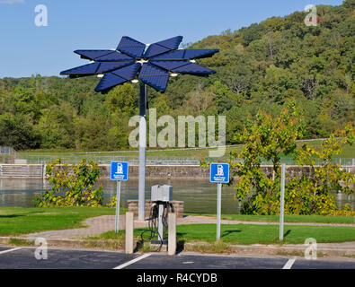 Solar Array, gekennzeichnet als 'Solar Photovoltaik Flair', Elektrofahrzeuge Ladestation, Melton Hill Erholungsgebiet. Stockfoto