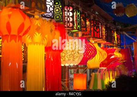 Ein Streetside-Shop Verkauf von traditionellen Laternen vor Diwali-fest in Indien. Stockfoto