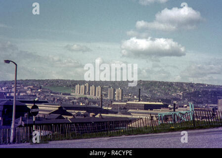 Blick auf Sheffield aus dem Park Hill Wohnungen 1964 Stockfoto