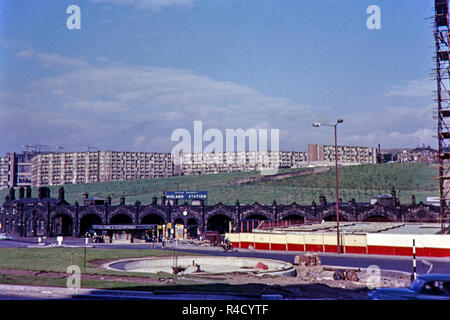 Sheffield Midland Railway Station und Park Hill Wohnungen in den Hintergrund. Bild in 1964 getroffen Stockfoto