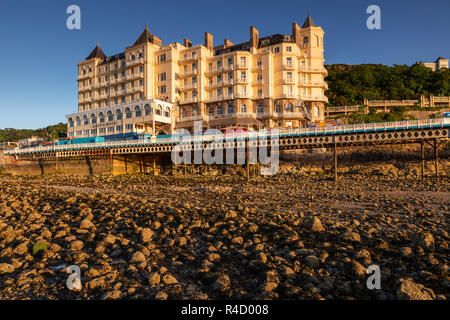 Grand Hotel auf der Pier in Llandudno an der Küste von Nordwales Stockfoto