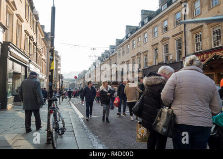 Leute, Christmas shopping in der High Street an einem kalten November Nachmittag in Bath, Somerset, England, Großbritannien Stockfoto