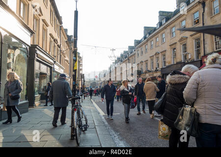 Leute, Christmas shopping in der High Street an einem kalten November Nachmittag in Bath, Somerset, England, Großbritannien Stockfoto