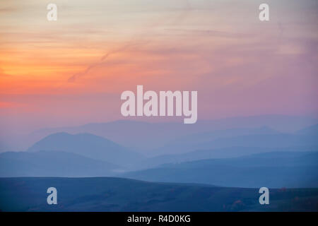 November nebeligen Sonnenuntergang in Karpaten Stockfoto