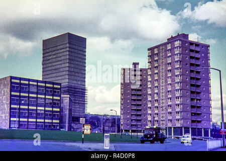 Die Künste Tower (links im Bild) ist ein Gebäude in Bolsover Street, Sheffield, England, und ist Teil der Universität von Sheffield. 1966 Eröffnet von Königin Elizabeth, die Königinmutter, Kunst Tower ist das höchste Gebäude in Sheffield, bis Sie durch die St Paul's Turm im Jahr 2010 übertroffen wurde. Dieses Bild wurde im Frühjahr 1965, wenn das Gebäude in seinen letzten Jahr vor Fertigstellung war. Stockfoto