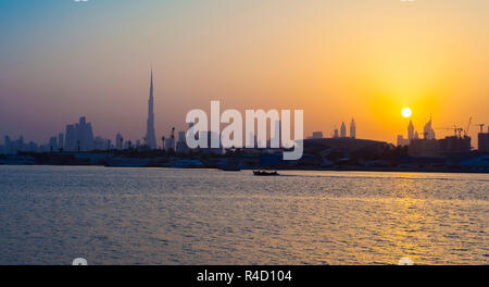 Sonnenuntergang in der Stadt Dubai, Vereinigte Arabische Emirate Stockfoto