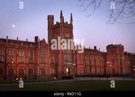 Der Mond über der vorderen Fassade der Lanyon Gebäude, Queen's University, Belfast, Nordirland in der Nacht. Stockfoto