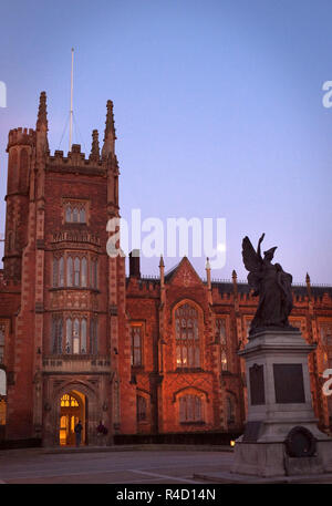 Der Mond über dem War Memorial und die vordere Fassade des Lanyon Gebäude, Queen's University, Belfast, Nordirland in der Nacht. Stockfoto