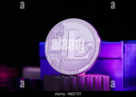 Bild von crypto Währung, litecoin und Prozessor auf Rosa, dunklen Hintergrund Stockfoto