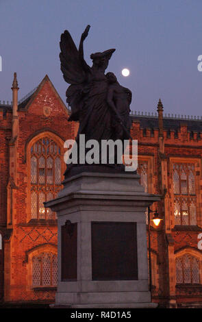 Der Mond über dem War Memorial und die vordere Fassade des Lanyon Gebäude, Queen's University, Belfast, Nordirland in der Nacht. Stockfoto