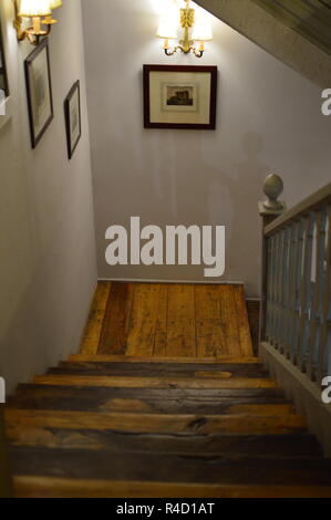 Holz Treppe aus dem 50. Inneneinrichtung, Möbel, Vintage. Stockfoto