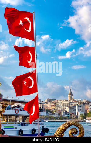 Blick auf die Skyline von Karaköy, den Bosporus, Istanbul, Türkei Stockfoto