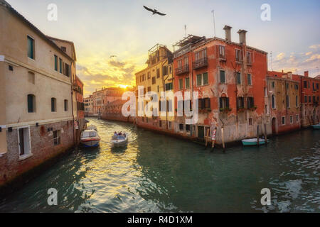 Wunderschönen engen Kanal mit seidigen Wasser in Venedig, Italien Stockfoto