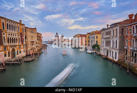 Venedig. Stadtbild Bild des Canal Grande in Venedig, mit Basilika Santa Maria della Salute im Hintergrund. Stockfoto