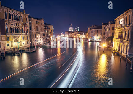 Venedig. Stadtbild Bild des Canal Grande in Venedig, mit Basilika Santa Maria della Salute im Hintergrund. Stockfoto