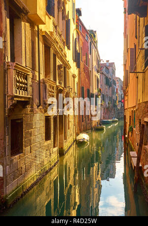 Wunderschönen engen Kanal mit seidigen Wasser in Venedig, Italien Stockfoto