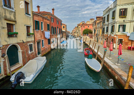 Wunderschönen engen Kanal mit seidigen Wasser in Venedig, Italien Stockfoto