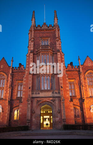 Zentrale Eingangshalle, Turm und Fassade der Lanyon Gebäude, Queen's University, Belfast, Nordirland in der Nacht. Stockfoto