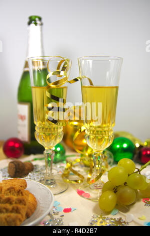 Zwei Gläser Sekt das neue Jahr mit Trauben und typische Spezialitäten zu feiern. Stockfoto