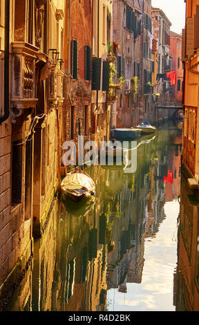 Wunderschönen engen Kanal mit seidigen Wasser in Venedig, Italien Stockfoto