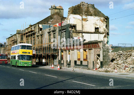 Connolly's Pub auf der Glasgow Road, abgerissen, um Platz für die Clydeside Schnellstraße zu machen. Die großen Co-op kann im Hintergrund gesehen werden. - März 1980 Stockfoto