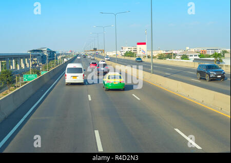 Auto Verkehr auf der Autobahn Autobahn im sonnigen Tag, Bangkok, Thailand Stockfoto