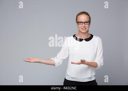 Business-Frau mit Handzeichen zur Seite. Stockfoto