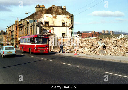 Connolly's Pub auf der Glasgow Road, abgerissen, um Platz für die Clydeside Schnellstraße zu machen. Die großen Co-op kann im Hintergrund gesehen werden. - März 1980 Stockfoto