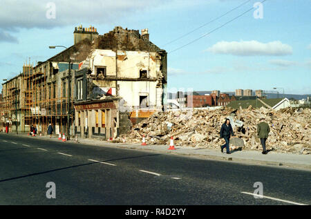 Connolly's Pub auf der Glasgow Road, abgerissen, um Platz für die Clydeside Schnellstraße zu machen. Die großen Co-op kann im Hintergrund gesehen werden. - März 1980 Stockfoto