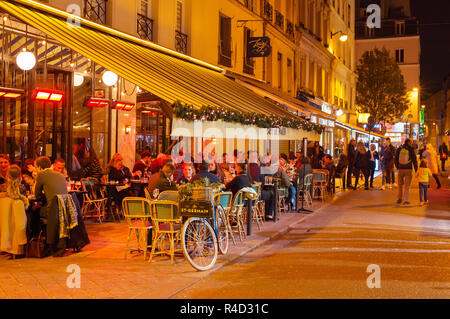 PARIS, FRANKREICH, November 09, 2018: Die Menschen in einem Street Restaurant in Paris bei Nacht. Paris ist die meistbesuchte Stadt in Europa Stockfoto