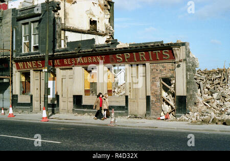 Connolly's Pub auf der Glasgow Road, abgerissen, um Platz für die Clydeside Schnellstraße zu machen. Die großen Co-op kann im Hintergrund gesehen werden. - März 1980 Stockfoto