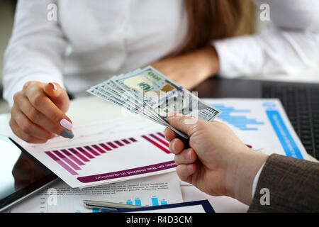 Männliche arm pay Bündel von hundert Dollar Rechnungen Stockfoto