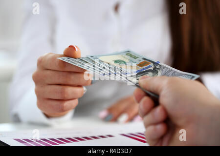 Männliche arm pay Bündel von hundert Dollar Rechnungen Stockfoto