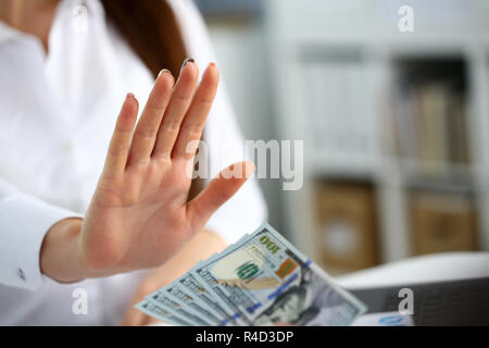 Männliche arm pay Bündel von hundert Dollar Rechnungen Stockfoto