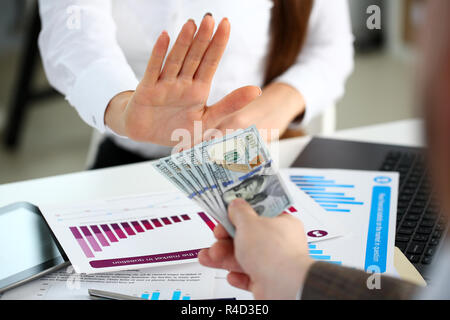 Männliche arm pay Bündel von hundert Dollar Rechnungen Stockfoto