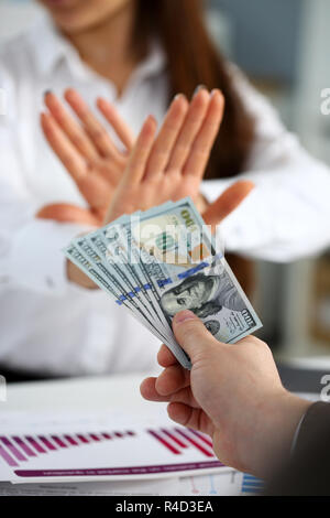 Männliche arm pay Bündel von hundert Dollar Rechnungen Stockfoto