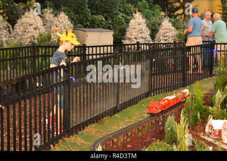 Orlando, Florida. November 19, 2018. Cute boy Suchen an der Miniatur Zug in International Drive. Stockfoto