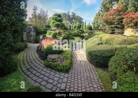 Schönes Design Garten voll von verschiedenen Arten von buxus Pflanzen irgendwo in den Niederlanden Stockfoto