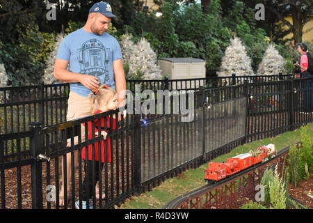 Orlando, Florida. November 19, 2018. Vater und Tochter auf der Suche nach Miniatur Zug in International Drive. Stockfoto