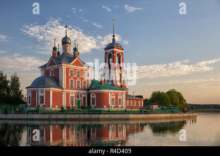 Kirche der Vierzig Märtyrer Sebastian am Ufer des Lake Pleshcheyevo bei Sonnenuntergang, Pereslavl-Zalessky, Russland Stockfoto