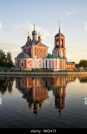 Kirche der Vierzig Märtyrer Sebastian spiegelt sich im Wasser des Lake Pleshcheyevo bei Sonnenuntergang, Pereslavl-Zalessky, Russland Stockfoto