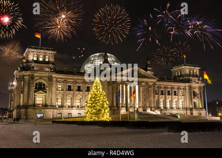Feuerwerk über dem Bundestag in Berlin. Stockfoto
