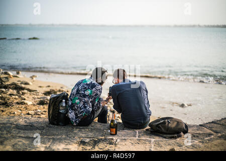 Zwei Mann am Strand im Syrakus, Sizilien, Italien, Europa. Stockfoto