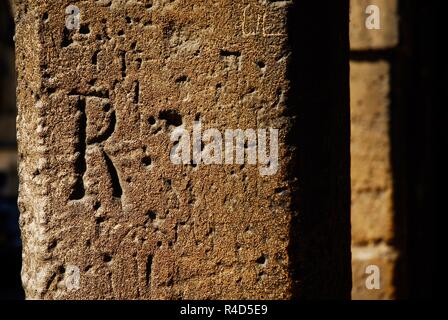 Alte Graffiti geschnitzt in den Cotswold stone Der Markt in der Nähe von Chipping Campden, Gloucestershire, VEREINIGTES KÖNIGREICH Stockfoto